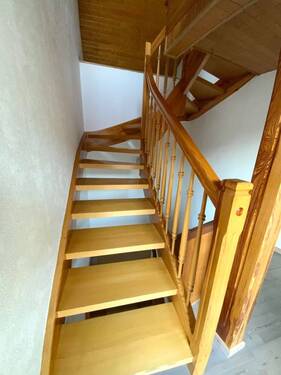 Stilechte Holztreppe zum Dachgeschoss - 