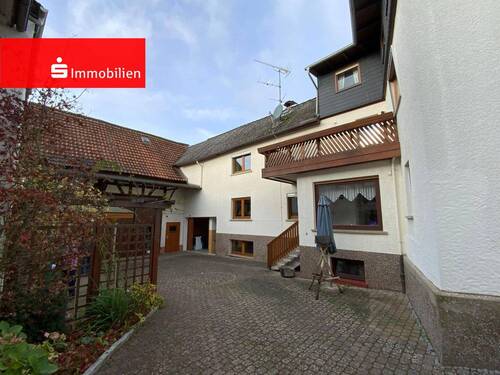 Hofeinfahrt mit Hauptgebäude, Anbau und Scheune - Pure Gemütlichkeit! - 224.000,00&nbsp;EUR Kaufpreis, ca.&nbsp; 183,00&nbsp;m&sup2;&nbsp;Wohnfl&auml;che
