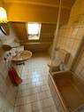 Älter, aber gepflegtes Bad im Dachgeschoss - 