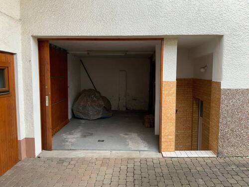 Garage, rechts: Zugang Sommerküche - 
