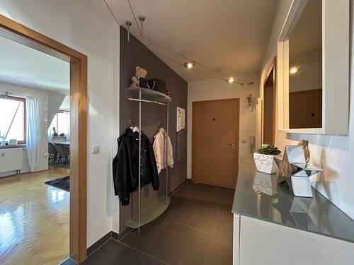 Diele - 4 Zimmer Etagenwohnung zum Kaufen in Erlangen