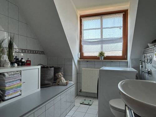 Badezimmer mit Badewanne, Dusche und WM-Anschluss - 