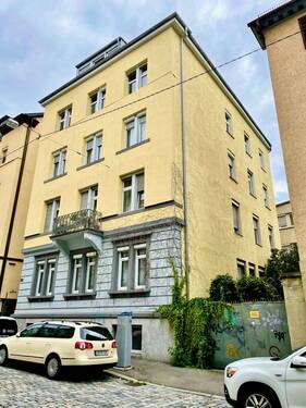 Hausansicht - große 4 Zimmer Wohnung mit Balkon