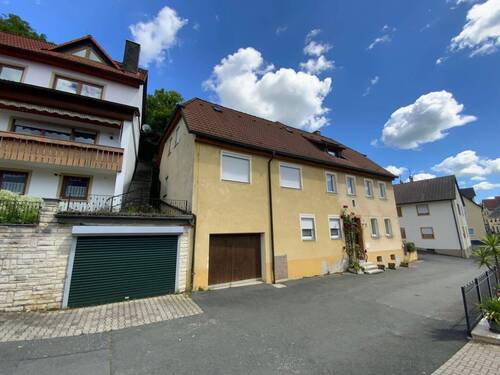 Blick aus der Nachbarschaft II - 6 Zimmer Einfamilienhaus zum Kaufen in Gößweinstein