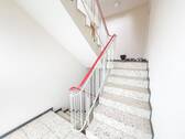 Treppenaufgang Eingang zu Wohnung - 