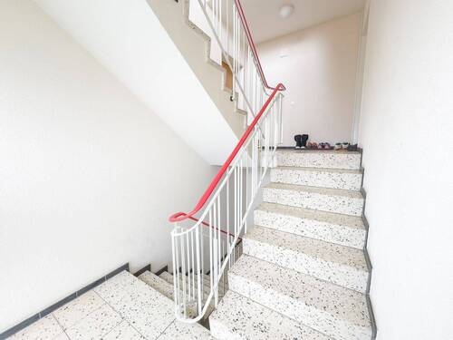Treppenaufgang Eingang zu Wohnung - 