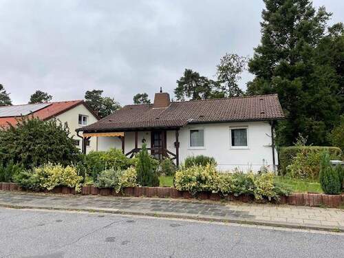 Hauptfront EG - Straßenseite - Einfamilienhaus in Fertigbauweise mit 2 Einliegerwohnungen