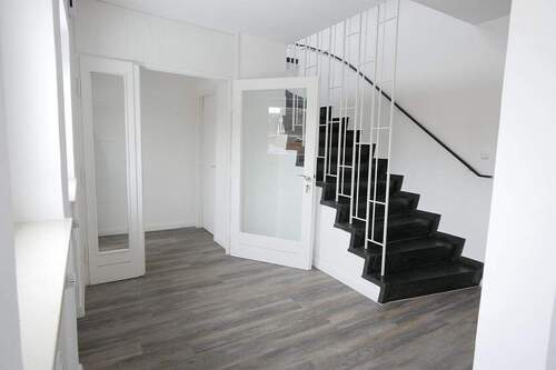 Steintreppe ins Obergeschoss - 