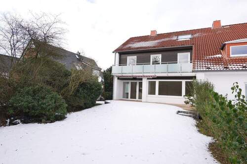 ansicht der Gartenseite des Hauses - Tornesch - modernisiert und renoviert - niveauvoll und schön wohnen mit viel Platz in Haus und Garten!