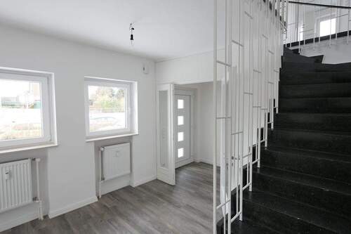 helle und großzügige Eingangsdiele - 6 Zimmer Doppelhaushälfte zur Miete in Tornesch