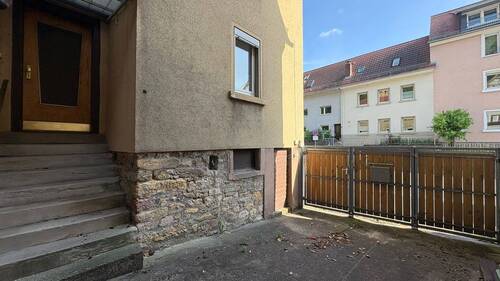 Innenhof und Hauseingang - 8 Zimmer Einfamilienhaus zum Kaufen in Heppenheim (Bergstraße)