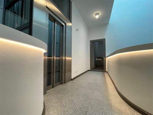 Treppenhaus mit Aufzug - 