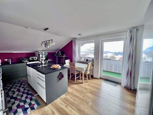 Küche mit Zugang zum Balkon - 