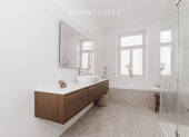 Großzügiges Tageslichtbad mit Dusche und Wanne - 