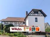 Haupthaus Vorderansicht - Großes Grundstück mit Garten und Garagen! 