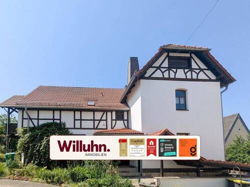 Haupthaus Vorderansicht - Großes Grundstück mit Garten und Garagen! 