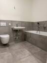 Wannenbad mit separater Dusche - 