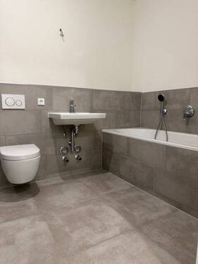 Wannenbad mit separater Dusche - 