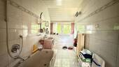 Bad mit Fenster und Wanne - 