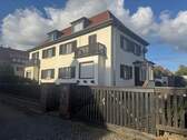 Hausansicht - Charmante Doppelhaushälfte mit 2 Garagen und gepflegtem Grundstück in begehrter Lage von Radebeul-Ost