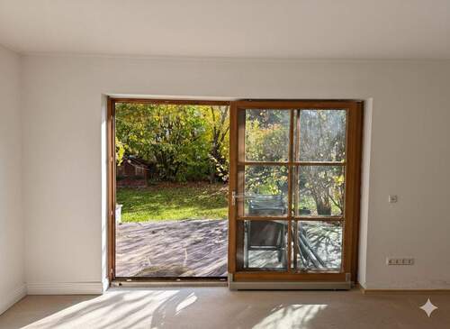 Wohnzimmer mit Zugang zur Terrasse - 