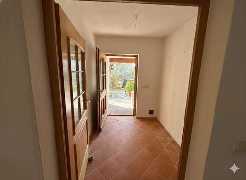 Flur im Eingangsbereich - 6 Zimmer Einfamilienhaus in Großhelfendorf