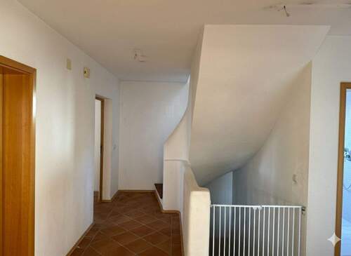 Treppenhaus Erdgeschoss - Einfamilienhaus mit 205,70 m&sup2; in Großhelfendorf zur Miete