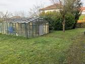 Garten mit Gewächshaus - 