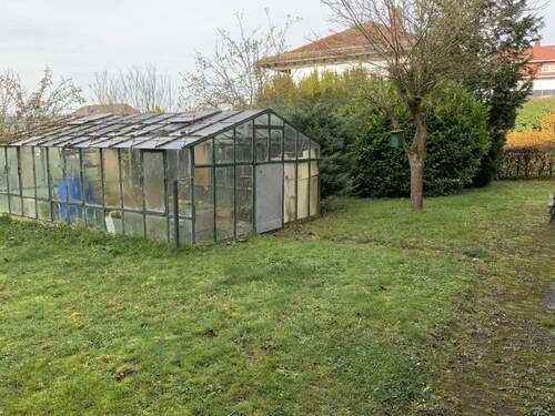 Garten mit Gewächshaus - 