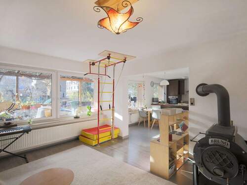 Großes Wohnzimmer mit Gartenblick - 8 Zimmer Einfamilienhaus zum Kaufen in Tiefenbronn