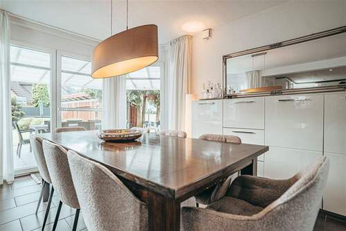 Das Esszimmer mit Blick in den Garten - 