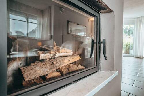 Der Kamin sorgt für eine angeneheme Wärme - 