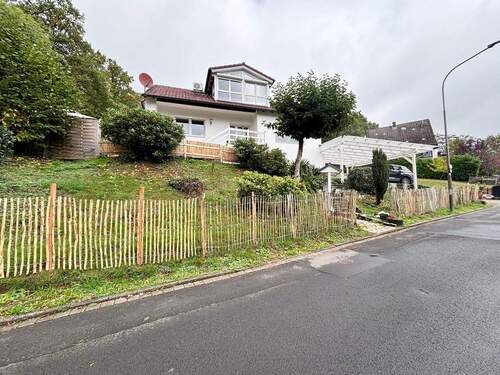 Straßenansicht 1 - EFH mit traumhaftem Grundstück und Baureserve