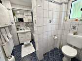 Badezimmer mit Toilettenbereich - 