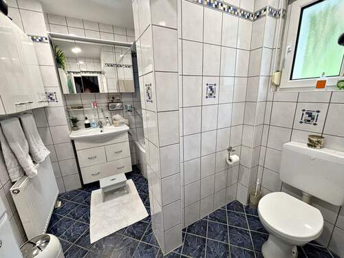 Badezimmer mit Toilettenbereich - 