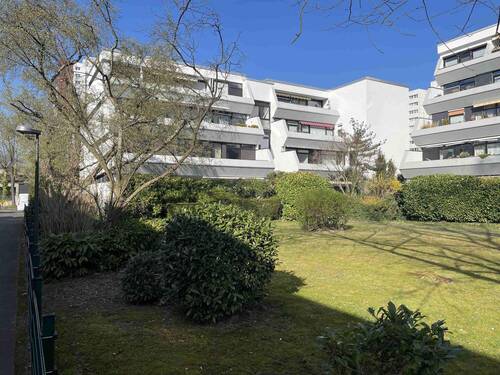 Gartenanlage vor der Wohnung - 4 Zimmer Etagenwohnung zum Kaufen in Köln