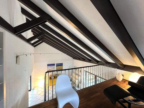 Offene Galerie mit Blick in den Wohnbereich - 