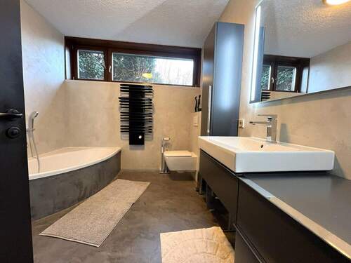 Modernes Badezimmer mit Wanne und Dusche - 