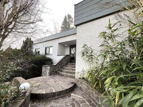 Repräsentativer Treppenaufgang - 6 Zimmer Einfamilienhaus in Bensheim