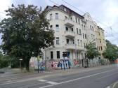 Hausansicht straßenseitig - schicke, gute ausgestattete Wohnung an pulsierender Lützner Str.