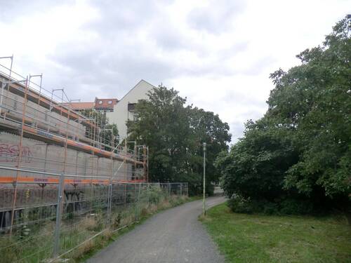 Grünzug neben dem Haus - 