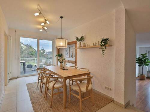 EG: Großzügiger Essbereich (Visualisierung) - Ihr Familiendomizil - gute Raumaufteilung, schöner Garten, neuwertige Küche, große Garage!