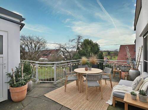 EG: Terrasse mit Zugang zum Wohn/Essbereich - 