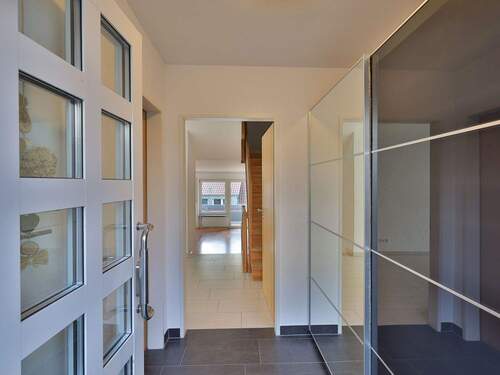 Moderner Eingangsbereich - 6 Zimmer Doppelhaushälfte in Weissach