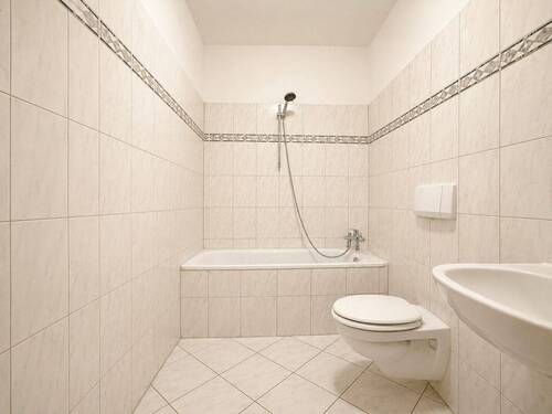 Badezimmer mit Wanne - 