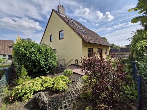 Rückseite mit Garten diagonal-links (1) #163408 - 7 Zimmer Einfamilienhaus zum Kaufen in Würzburg / Lengfeld