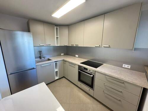 Küche - Toll renovierte 2-Zimmer-Wohnung mit Balkon in Toplage – Erdgeschosskomfort inklusive