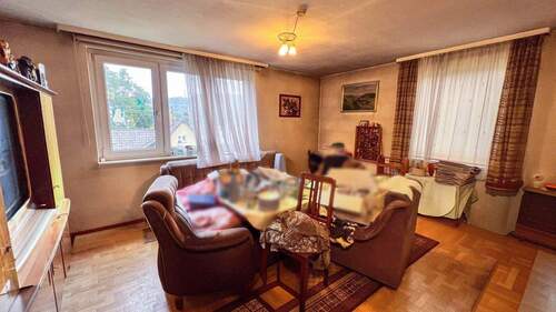 Wohnzimmer_KI-freigeräumt - 7 Zimmer Einfamilienhaus zum Kaufen in Weißbach