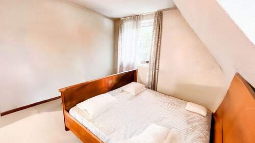 Schlafzimmer_KI-freigeräumt - 