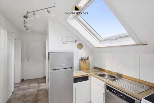 Küchenzeile mit großem Dachfenster - 2 Zimmer Etagenwohnung in Stuttgart